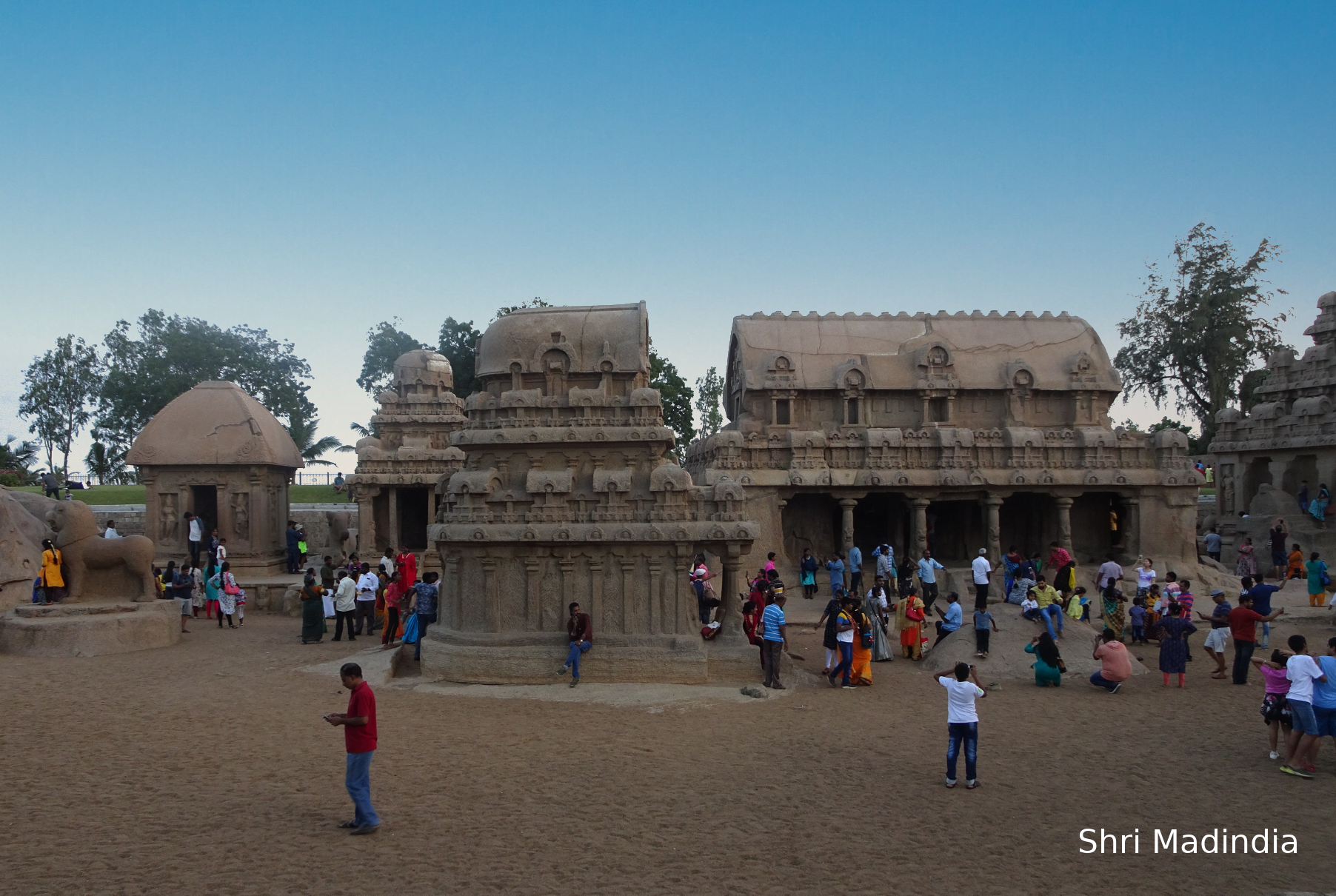 touristes visitent les cinq rathas à mahabalipuram