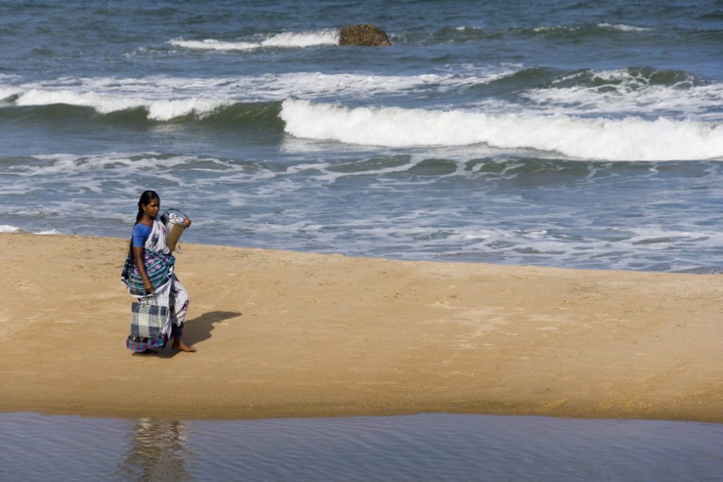 femme indienne en sari sur la plage